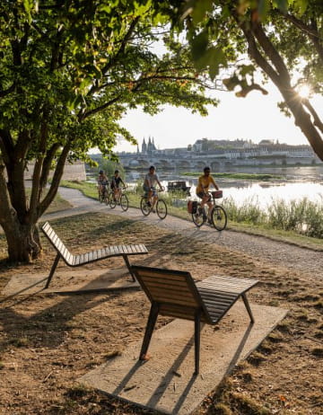 Balade à vélo sur les bords de Loire à Blois ©David Darrault