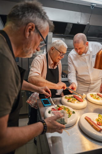 Cours de cuisine à la Botte d'asperges - Dressage de l'assiette ©Loan Naze-ADT41